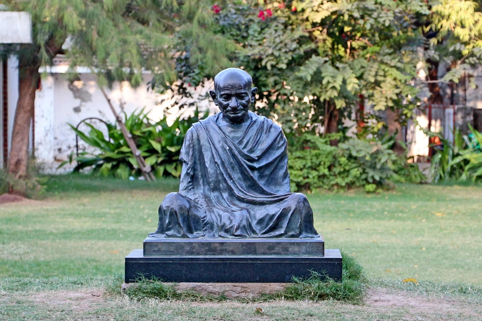 Statue-ofGandhi-Sabarmati-Ashram